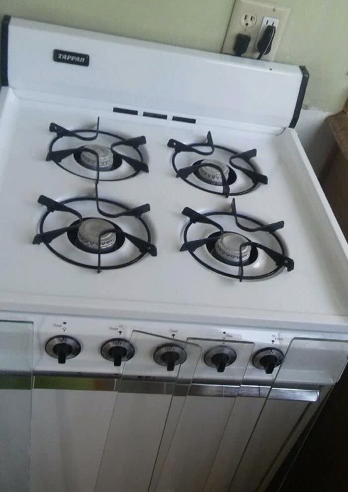 The same stovetop clean and white after a Luxe deep clean
